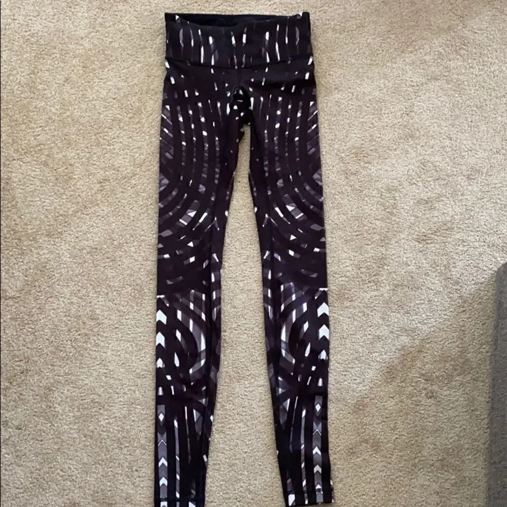 Lululemon size 2 28” black and white wunder under.